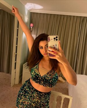 Madhura Naik Instagram - Just a bunch of random mirror selfies 😁🙏🌹

PS: my mother @chandan1959 took these pics ☺️😂