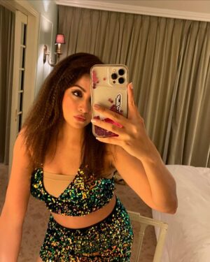 Madhura Naik Instagram - Just a bunch of random mirror selfies 😁🙏🌹

PS: my mother @chandan1959 took these pics ☺️😂