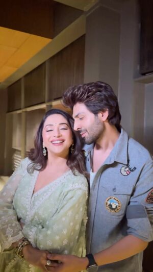 Madhuri Dixit Instagram - Living my dream 🙃🤙🏻
Rooh Baba and Manju in every universe 😂❤️

#BhoolBhulaiyaa3