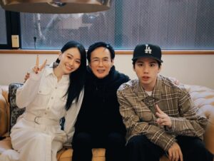 Maika Yamamoto Instagram - 新年明けましておめでとう御座います。
2025年も宜しくお願い致します。

元旦もお義父さんと過ごしました🎍

チビ達は寝正月デス。🐶