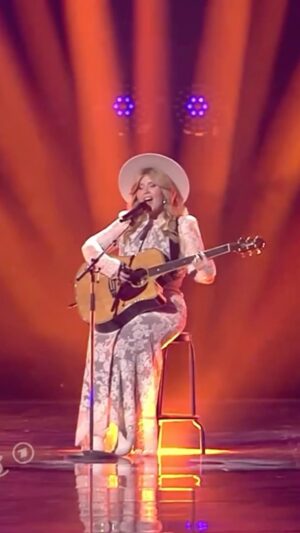 Maite Kelly Instagram - Aber diese Melodie, die vergesse ich nie!
Was für ein wunderschöner Song, so pur, so ehrlich, so MAITE!
Ein Auftritt, der direkt ins Herz ging – voller Gefühl und Leidenschaft. 💖
Auch wenn es jetzt in die TV-Pause geht, wir wissen: Die schönsten Momente kommen erst noch, live auf der Tournee!
Wir zählen schon die Tage… Wer ist dabei?

#maitekelly #dermannandergeige #lovemaite #nurliebexxl #baldwirdgetanzt