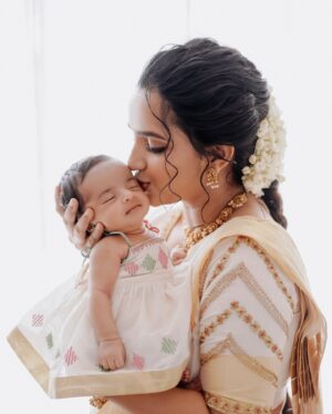 Malavika Krishnadas Instagram - Gulsumani 😘🩷🧿

PC: @talesofcandybabies 
Styling & blouse : @sabarinathk_ 
MUA : @__ektha_bridesofficial @groomup__makeover 
Saree : @kasavukada_ 
Kurthi : @by_anjaly 
Baby’s outfit : @vasudevan.arun 
Accessories: @mayoorajewelerydesigns