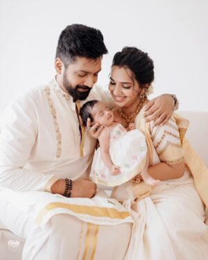 Malavika Krishnadas Instagram - With the love of my life by my side and my little angel in my arms, my heart is full and life feels complete. ❤️✨
.

PC: @talesofcandybabies 
Styling & blouse : @sabarinathk_ 
MUA : @__ektha_bridesofficial @groomup__makeover 
Saree : @kasavukada_ 
Kurthi : @by_anjaly 
Baby’s outfit : @vasudevan.arun 
Accessories: @mayoorajewelerydesigns