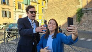 Malena Guinzburg Instagram - Un poquito nomás de este 2024!!!
Fui elegida para ir a conocer al papa con comediantes de todo el mundo.
Hice muchísima gira con #queridodiario con salas repletas… y cada tanto con salas no tan llenas (tomá ego, curtite!!) pero hermosas igual. 
Seguimos riéndonos con Las Chicas De La Culpa.
Fui a España con mi uni y la rompí (vuelvo en Febrero!!!)
Tuve pijamada con mis sobris.
Intenté saltar a la soga (fui influencer de soga un tiempito) pero abandoné 🤷🏻‍♀️
Viajé por todos lados. Y viajé con el amor de mi vida ❤️.
Y despedí a Chave que estuvo conmigo 21 años (en mi corazón va a estar toda la vida).
2025… acá te espero, vamos con todo carajo!!!!
