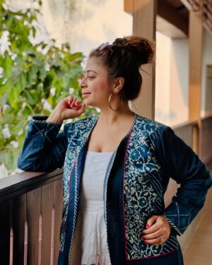 Malini Kapoor Instagram - Live your dream ❤️
Affirm and want it every single day ! 
.
.
Wearing @sujatradesigns 💙
Love these cotton jackets .. 
so comfortable and be combined with any dress or even a saree .. trust me it gives such a indo western look !
.
.
.
.
#indowestern #cotton #jackets #sujatradesigns #malinikapoor #style #fashion #explore #simple #getup #elegant #elegantstyle #instafashion #instalike