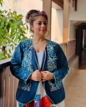 Malini Kapoor Instagram - Live your dream ❤️
Affirm and want it every single day ! 
.
.
Wearing @sujatradesigns 💙
Love these cotton jackets .. 
so comfortable and be combined with any dress or even a saree .. trust me it gives such a indo western look !
.
.
.
.
#indowestern #cotton #jackets #sujatradesigns #malinikapoor #style #fashion #explore #simple #getup #elegant #elegantstyle #instafashion #instalike