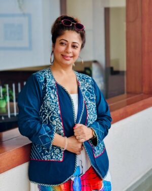 Malini Kapoor Instagram - Live your dream ❤️
Affirm and want it every single day ! 
.
.
Wearing @sujatradesigns 💙
Love these cotton jackets .. 
so comfortable and be combined with any dress or even a saree .. trust me it gives such a indo western look !
.
.
.
.
#indowestern #cotton #jackets #sujatradesigns #malinikapoor #style #fashion #explore #simple #getup #elegant #elegantstyle #instafashion #instalike