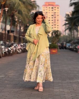 Malini Kapoor Instagram - Glowing ☀️💃
In @houseofsurkh 
.
.
.
#insta #instagood #instafashion #dress #mystyle #houseofsurkh #sustainablefashion