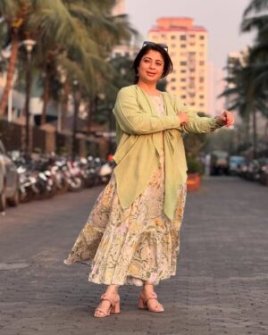 Malini Kapoor Instagram - Glowing ☀️💃
In @houseofsurkh 
.
.
.
#insta #instagood #instafashion #dress #mystyle #houseofsurkh #sustainablefashion