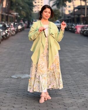 Malini Kapoor Instagram - Glowing ☀️💃
In @houseofsurkh 
.
.
.
#insta #instagood #instafashion #dress #mystyle #houseofsurkh #sustainablefashion