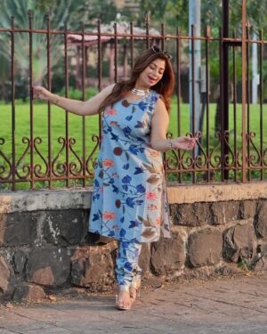 Malini Kapoor Instagram - सूट suit करदा 💙
.
.
.
Wearing @houseofsurkh 💓
.
.
.
#trendy #trendysuits #indowestern #outfit #style #stylefashion #indianwear #indianlook #houseofsurkh #malinikapoor