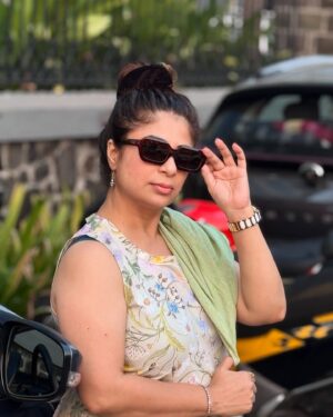 Malini Kapoor Instagram - Glowing ☀️💃
In @houseofsurkh 
.
.
.
#insta #instagood #instafashion #dress #mystyle #houseofsurkh #sustainablefashion
