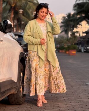 Malini Kapoor Instagram - Glowing ☀️💃
In @houseofsurkh 
.
.
.
#insta #instagood #instafashion #dress #mystyle #houseofsurkh #sustainablefashion