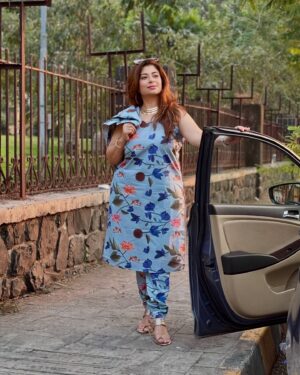 Malini Kapoor Instagram - सूट suit करदा 💙
.
.
.
Wearing @houseofsurkh 💓
.
.
.
#trendy #trendysuits #indowestern #outfit #style #stylefashion #indianwear #indianlook #houseofsurkh #malinikapoor
