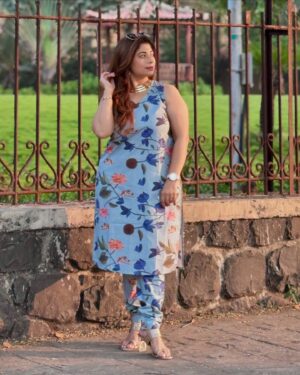 Malini Kapoor Instagram - सूट suit करदा 💙
.
.
.
Wearing @houseofsurkh 💓
.
.
.
#trendy #trendysuits #indowestern #outfit #style #stylefashion #indianwear #indianlook #houseofsurkh #malinikapoor