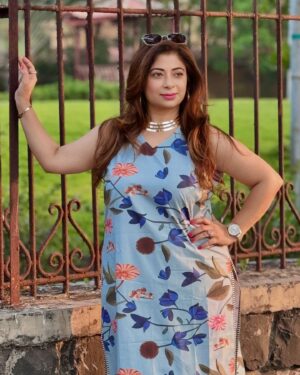 Malini Kapoor Instagram - सूट suit करदा 💙
.
.
.
Wearing @houseofsurkh 💓
.
.
.
#trendy #trendysuits #indowestern #outfit #style #stylefashion #indianwear #indianlook #houseofsurkh #malinikapoor