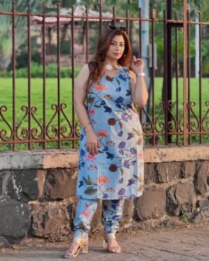 Malini Kapoor Instagram - सूट suit करदा 💙
.
.
.
Wearing @houseofsurkh 💓
.
.
.
#trendy #trendysuits #indowestern #outfit #style #stylefashion #indianwear #indianlook #houseofsurkh #malinikapoor