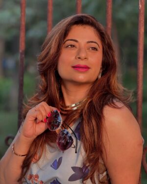 Malini Kapoor Instagram - 😎💃 

Glares @macv.in 
Wearing @houseofsurkh 

📸 @ajaysharma_act 😎
.
.
.
.
#photography #byhubby #style #styleinspiration #stylefashion #goggles #sunglasses #shoponlline #shoplocal #swag
