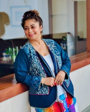 Malini Kapoor Instagram - Live your dream ❤️
Affirm and want it every single day ! 
.
.
Wearing @sujatradesigns 💙
Love these cotton jackets .. 
so comfortable and be combined with any dress or even a saree .. trust me it gives such a indo western look !
.
.
.
.
#indowestern #cotton #jackets #sujatradesigns #malinikapoor #style #fashion #explore #simple #getup #elegant #elegantstyle #instafashion #instalike