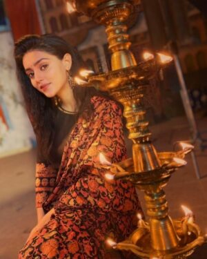 Mallika Singh Instagram - Is nadaan se dill par in jazbaaton ki har ak aahat, 
aaj gunj gunj kar kaise har pal ko thame in dhadkano mai bas tham si gayi hai… ✨🌹