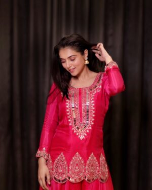 Mallika Singh Instagram - 😉
Happy Sunday

📸 @vedantrshetty @portraitsbyvedant 
👗 @yuktaadesignerstudio