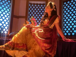 Mallika Singh Instagram - Lafzo ki keemat nahi
Jazbaaton ka behta sagar hai yaha,

Chehre par shikan nahi
Par ragon mai aag ki lapto mai kholta raqt hai yaha,

Mukammal manzil k hone ka sukoon to nhi
Par safar ko khul k jeene ka maksad hai yaha,

Yaha hone ki hi khabar nahi
Par waqt k tez bahaav mai kaid lamho ko zinda rakhne ka Junoon hai yaha. ❤️