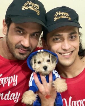 Mallika Singh Instagram - Look! Whose on the feed today! 😃
@kinshukvaidya54 This charming, adorable personality....
So Here I wish the happiest birthday to the amazing person I know, Thankyou for always being so wonderful, loving, caring❤️I wish you lots of good health and success in life🤗
I have kept on cherishing the best moments spent with you... and many more yet to come...✨
See you soonnn and Happiest vala Birthday to youuu Bhaiya 🎂✨🎊🎉