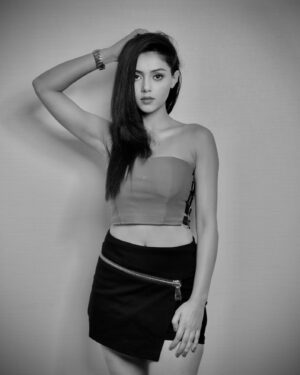 Mallika Singh Instagram - 🖤 the spurious glamor of certain voids… 
📸 @artographybysagar