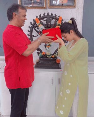 Mallika Singh Instagram - So happy to welcome back my student @mallika_singh_official_ . A very talented young actor who played Radha on the popular TV show Radhakrishn and an even more promising student. May you soar high in everything you endeavour to do. My blessings are with you .