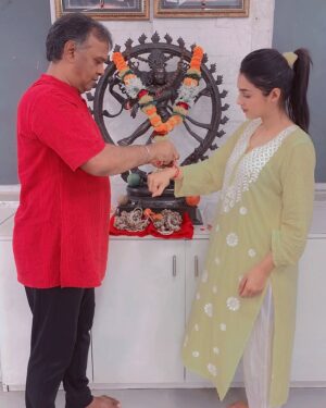 Mallika Singh Instagram - So happy to welcome back my student @mallika_singh_official_ . A very talented young actor who played Radha on the popular TV show Radhakrishn and an even more promising student. May you soar high in everything you endeavour to do. My blessings are with you .
