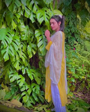 Mallika Singh Instagram - Aaj Muskaan mili  aankhon se
  Aankhein mili jazbaato se
Jazbaat mile yaadon se
  Yaadein mili benaam rishton se 
Rishtein mile taqdiro se
  Taqdir mili sapno se
Sapne mile khwaabo se
  Khwaab mile haqikat se 
haqikat mili humse 
Or aaj hum haqikat se mil rhe hai 
  Vo haqikat jaha se shuruwaat hui thi is muskaan ki 
  Jaha wapis aaj nazro se nazre mili chehre pe ak choti si muskaan liye 
  Or mann mai wahi zinda sapne jo aaj apko pure se lagte hai💛
 ✨muskaan✨
📸 @bunny.2510