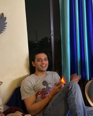 Mallika Singh Instagram - Look! Whose on the feed today! 😃
@kinshukvaidya54 This charming, adorable personality....
So Here I wish the happiest birthday to the amazing person I know, Thankyou for always being so wonderful, loving, caring❤️I wish you lots of good health and success in life🤗
I have kept on cherishing the best moments spent with you... and many more yet to come...✨
See you soonnn and Happiest vala Birthday to youuu Bhaiya 🎂✨🎊🎉