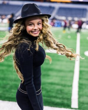 Mallory James Mahoney Instagram - Thank you @big12conference for hosting me with VIP experience at yesterday’s game! I had so much fun! 🏈💖🏈

Photos: @square8studio 
Style👗: @revolve 
Shoes👠: @pashionfootwear 
Hair: @collectivehairstudio_140 
Makeup💄: @makeupbymario @dibsbeauty @beautybio @houseoflashes