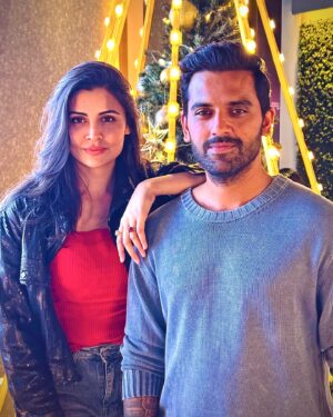 Malti Chahar Instagram - Sister Santa always got your back @deepak_chahar9! 🤶🏻
Merry Christmas guys! 🎄❤️

#merrychristmas #🎄 #family #siblings