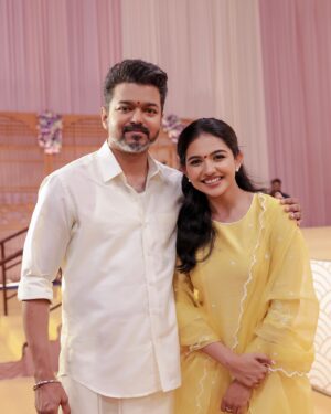 Mamitha Baiju Instagram - A moment!!✨🥹
#thalapathy69poojai ♋️ 04.10.2024
.

#Thalapathy69 @actorvijay sir 
@kvn.productions #HVinoth @anirudhofficial @jagadish_palanisamy @lohithnk @hegdepooja @iambobbydeol @narainraam 
#grateful ♥️