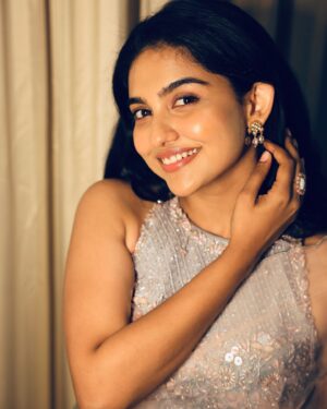 Mamitha Baiju Instagram - Glitters and shine...✨ 
.
Styled by @styyledbyjoe
@joe_elize_joy 
Outfit @t.and.msignature
Jewellery @m.o.dsignature
MUAH @jiyamakeupartistry
Hair stylist @mani_stylist_
Photography @varuun.jpg