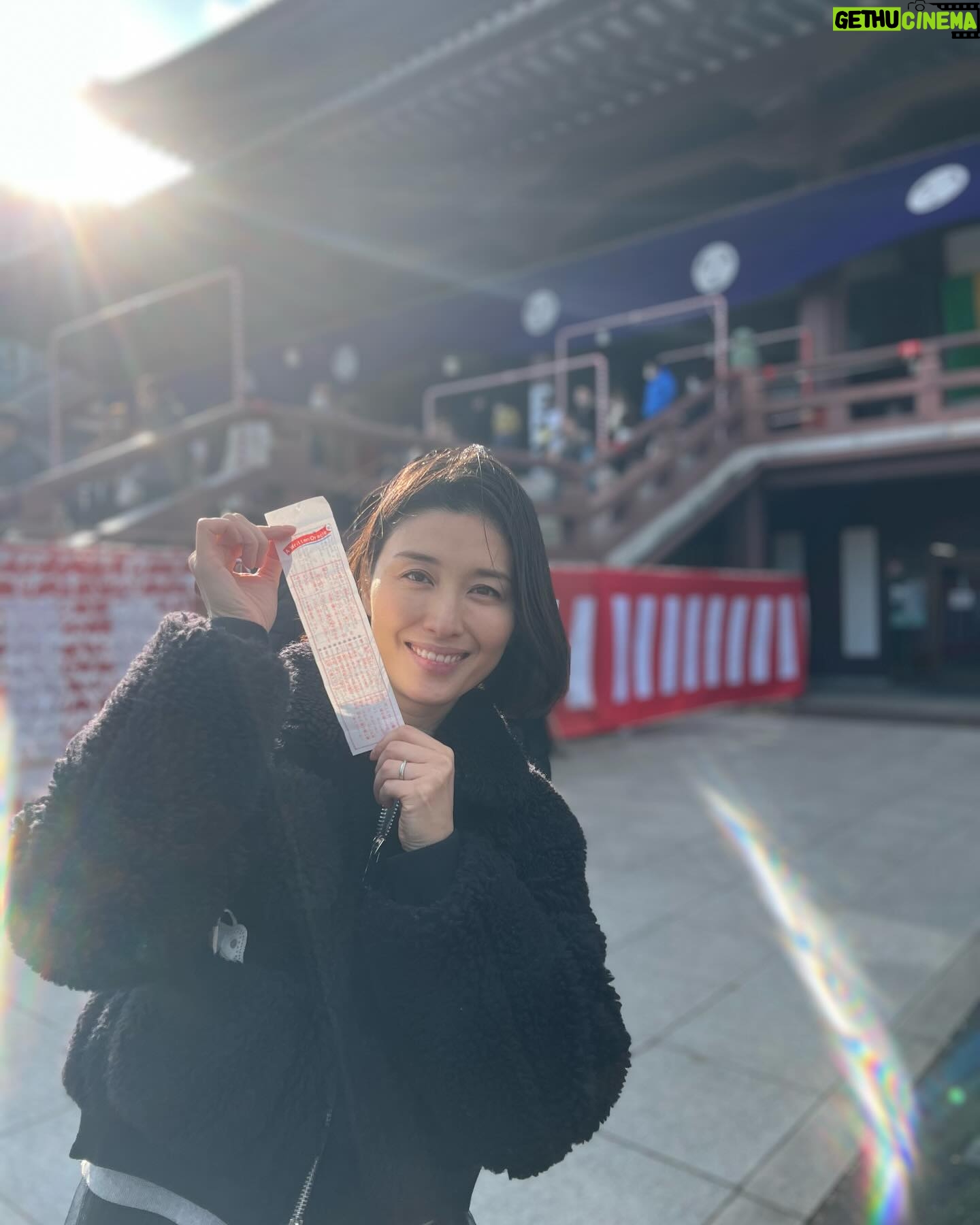 Manami Hashimoto - 7.3K Likes - 増上寺に初詣行ってきました😊
昨年娘の安産祈願、お宮参りもしてもらったのでお礼参りも兼ねて(^^)
偶然にも増上寺についた瞬間、箱根駅伝の一位の青学の方が通るところですごくいいタイミングに遭遇しました🏃♀️家でもテレビはついてたけど増上寺の前を走るのは知らなかった😂
縁起良さげ💓
そしておみくじも大吉で😍幸先いいスタートです♪
