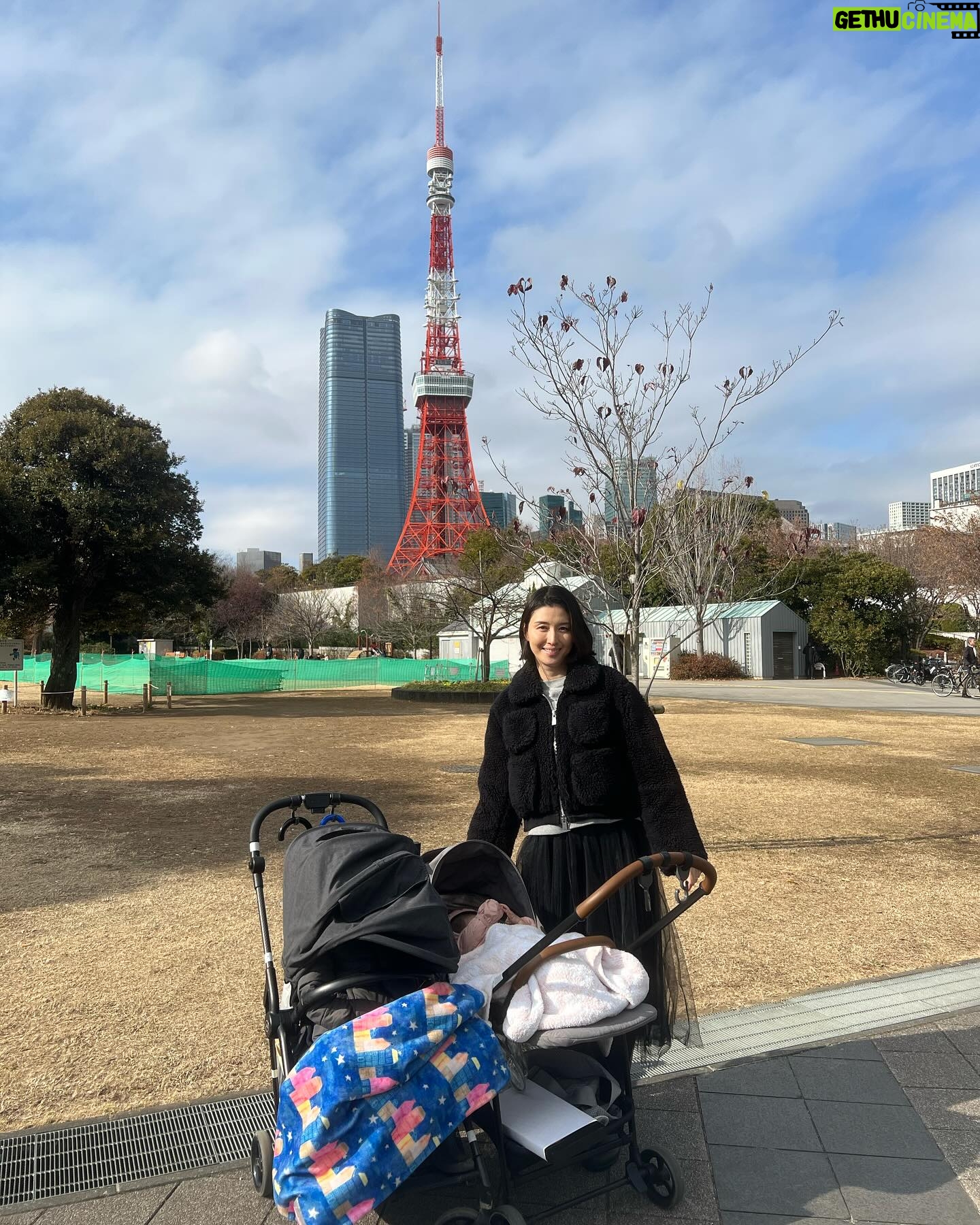 Manami Hashimoto - 7.3K Likes - 増上寺に初詣行ってきました😊
昨年娘の安産祈願、お宮参りもしてもらったのでお礼参りも兼ねて(^^)
偶然にも増上寺についた瞬間、箱根駅伝の一位の青学の方が通るところですごくいいタイミングに遭遇しました🏃♀️家でもテレビはついてたけど増上寺の前を走るのは知らなかった😂
縁起良さげ💓
そしておみくじも大吉で😍幸先いいスタートです♪