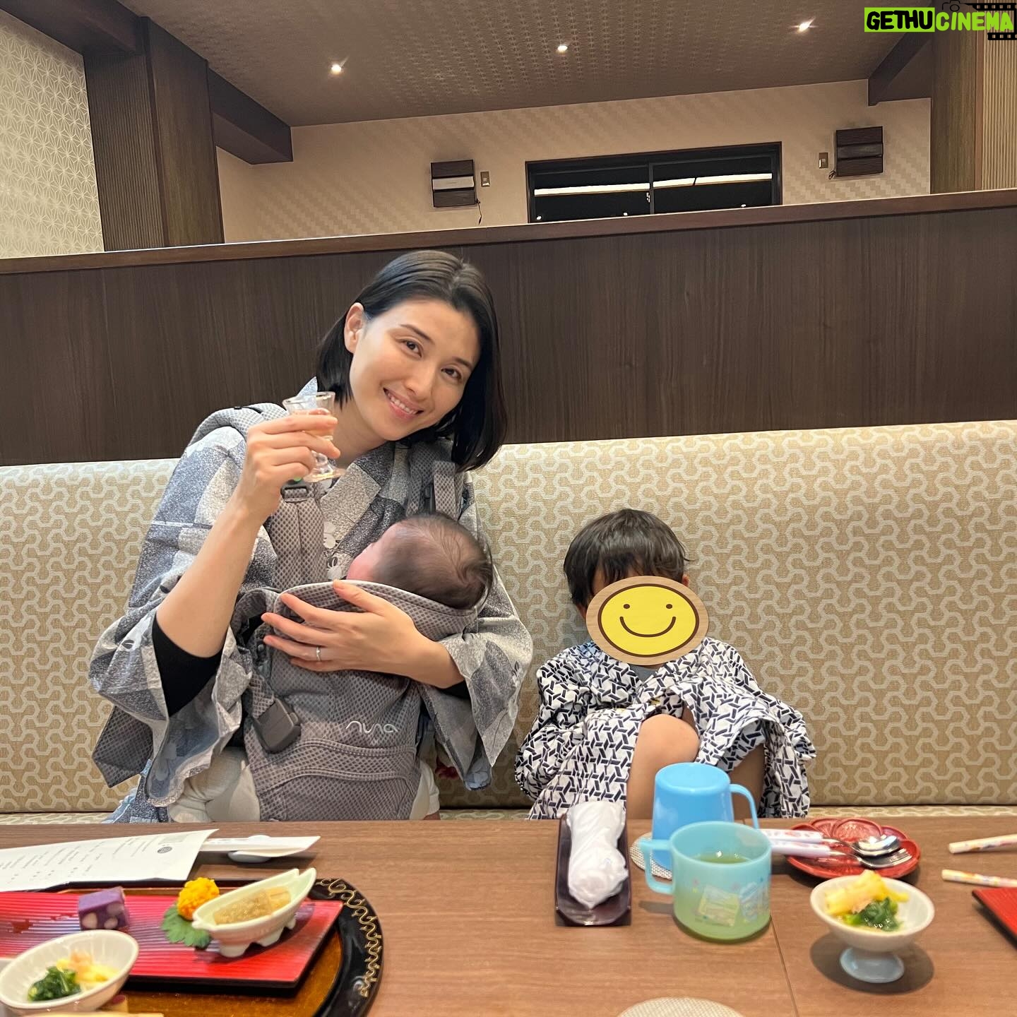 Manami Hashimoto - 8.4K Likes - 今年は40歳を迎え、第二子の誕生、お仕事の幅も広がり、私には贅沢すぎる一年でした。皆さんの応援も本当に本当にありがとうございました♪私を支えてくれる家族やスタッフ、お仕事でお世話になってる方々、来年も感謝を忘れず精進していきたいと思います。来年も宜しくお願いします。良いお年をお迎えください😊
#家族で温泉にきました #昨日はお友達と餅つきしました #来年の干支、蛇も首に巻かせてもらったので来年もいいことあります様に