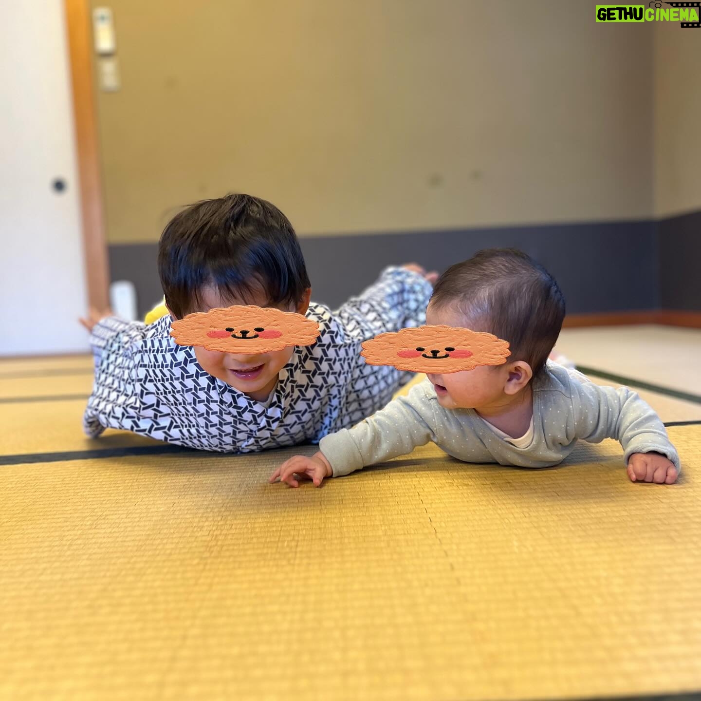 Manami Hashimoto - 8.4K Likes - 今年は40歳を迎え、第二子の誕生、お仕事の幅も広がり、私には贅沢すぎる一年でした。皆さんの応援も本当に本当にありがとうございました♪私を支えてくれる家族やスタッフ、お仕事でお世話になってる方々、来年も感謝を忘れず精進していきたいと思います。来年も宜しくお願いします。良いお年をお迎えください😊
#家族で温泉にきました #昨日はお友達と餅つきしました #来年の干支、蛇も首に巻かせてもらったので来年もいいことあります様に