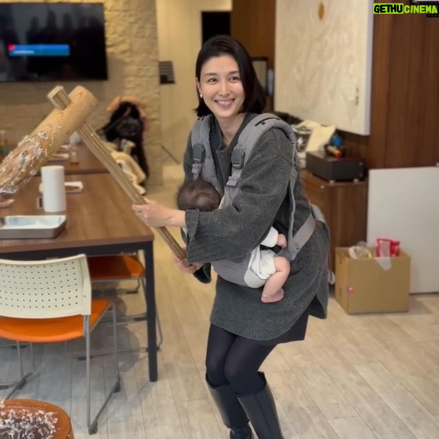 Manami Hashimoto - 8.4K Likes - 今年は40歳を迎え、第二子の誕生、お仕事の幅も広がり、私には贅沢すぎる一年でした。皆さんの応援も本当に本当にありがとうございました♪私を支えてくれる家族やスタッフ、お仕事でお世話になってる方々、来年も感謝を忘れず精進していきたいと思います。来年も宜しくお願いします。良いお年をお迎えください😊
#家族で温泉にきました #昨日はお友達と餅つきしました #来年の干支、蛇も首に巻かせてもらったので来年もいいことあります様に