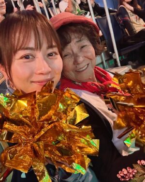 Manami Higa Instagram - バスケ観戦がしてみたいというおばあちゃんを連れて、琉球ゴールデンキングスの応援へ⛹️🏀
とっても楽しかった‼︎
琉球最高👍✨✨✨

@ryukyugoldenkings
#okinawa 
#basketball