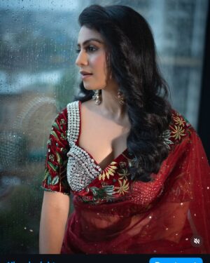 Manasi Parekh Instagram - From wearing a pink Bandhani and Patola sari to the #national awards to a classic black sari that can set hearts on fire, I round up 2024 with some iconic #sari looks ( most of which were created with the ever amazing @styleitwithniki )  Happy world sari day!!!