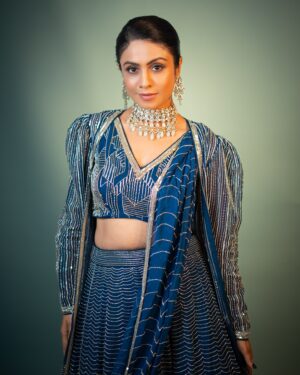 Manasi Parekh Instagram - From wearing a pink Bandhani and Patola sari to the #national awards to a classic black sari that can set hearts on fire, I round up 2024 with some iconic #sari looks ( most of which were created with the ever amazing @styleitwithniki )  Happy world sari day!!!