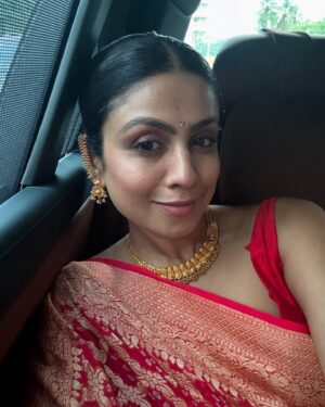 Manasi Parekh Instagram - From wearing a pink Bandhani and Patola sari to the #national awards to a classic black sari that can set hearts on fire, I round up 2024 with some iconic #sari looks ( most of which were created with the ever amazing @styleitwithniki )  Happy world sari day!!!