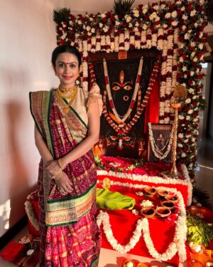 Manasi Parekh Instagram - From wearing a pink Bandhani and Patola sari to the #national awards to a classic black sari that can set hearts on fire, I round up 2024 with some iconic #sari looks ( most of which were created with the ever amazing @styleitwithniki )  Happy world sari day!!!