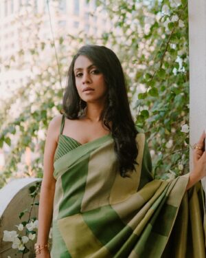 Manasi Parekh Instagram - From wearing a pink Bandhani and Patola sari to the #national awards to a classic black sari that can set hearts on fire, I round up 2024 with some iconic #sari looks ( most of which were created with the ever amazing @styleitwithniki )  Happy world sari day!!!