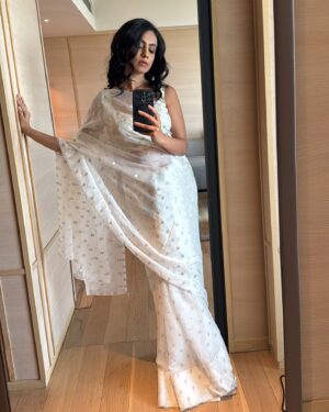 Manasi Parekh Instagram - From wearing a pink Bandhani and Patola sari to the #national awards to a classic black sari that can set hearts on fire, I round up 2024 with some iconic #sari looks ( most of which were created with the ever amazing @styleitwithniki )  Happy world sari day!!!