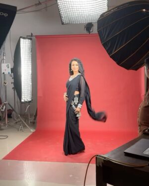 Manasi Parekh Instagram - From wearing a pink Bandhani and Patola sari to the #national awards to a classic black sari that can set hearts on fire, I round up 2024 with some iconic #sari looks ( most of which were created with the ever amazing @styleitwithniki )  Happy world sari day!!!