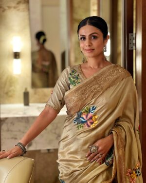 Manasi Parekh Instagram - From wearing a pink Bandhani and Patola sari to the #national awards to a classic black sari that can set hearts on fire, I round up 2024 with some iconic #sari looks ( most of which were created with the ever amazing @styleitwithniki )  Happy world sari day!!!
